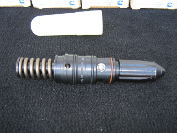 cummins-kta38-diesel-fuel-injectors-big-2