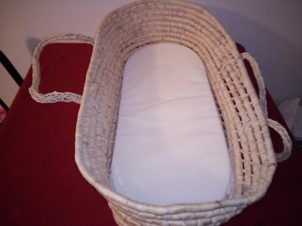 portable-bassinet-with-waterproof-mattress-big-2