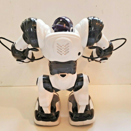 wowwee-robosapien-blackwhite-humanoid-toy-rc-robot-big-1