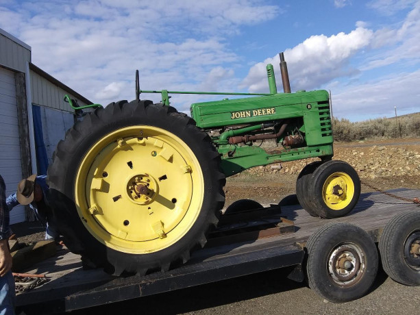 john-deere-b-tractor-big-0