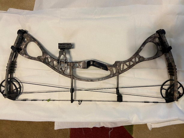 hoyt-charger-zrx-compound-bow-big-1
