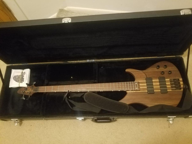 peavey-grind-electric-bass-guitar-4-string-big-0