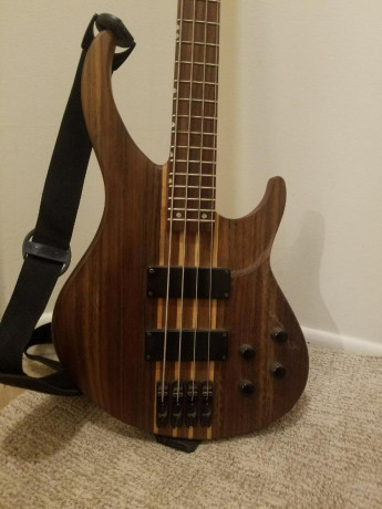 peavey-grind-electric-bass-guitar-4-string-big-3