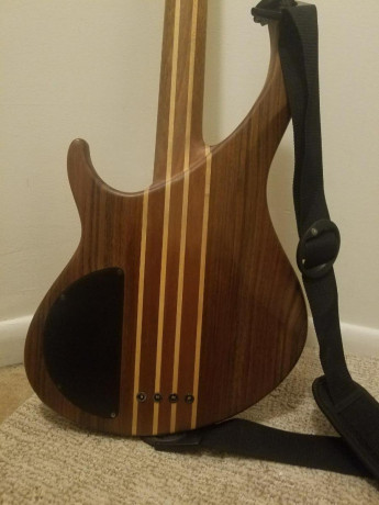 peavey-grind-electric-bass-guitar-4-string-big-1