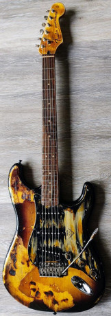fender-custom-shop-stratocaster-burnt-relic-1983-big-0