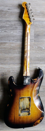 fender-custom-shop-stratocaster-burnt-relic-1983-big-1