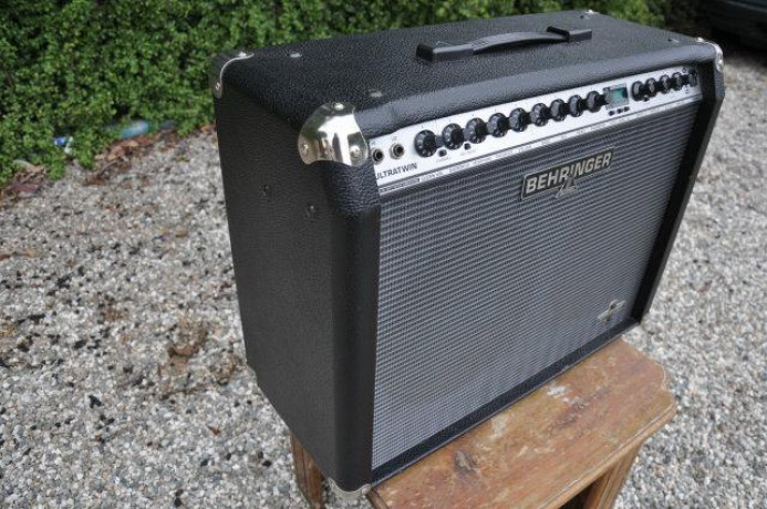 behringer-gx210-ultratwin-electric-guitar-amplifier-big-2