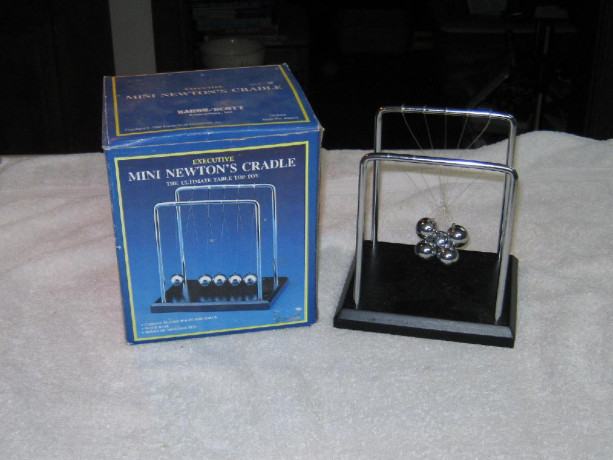 new-executive-mini-newtons-cradle-big-0