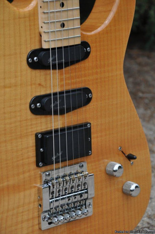 jackson-custom-shop-usa-all-maple-strat-electric-guitar-big-1