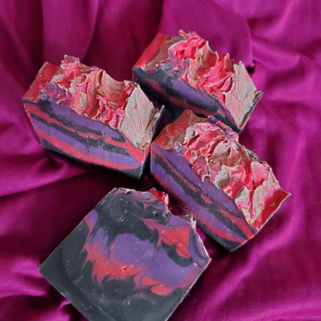 handcrafted-plant-based-blackcurrant-soap-bar-big-0
