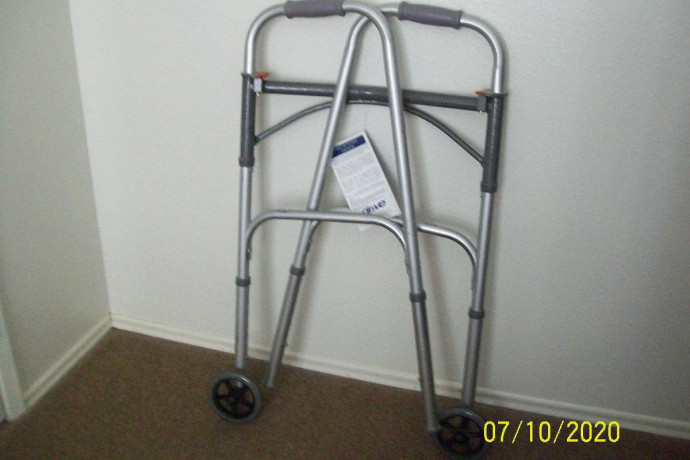 drive-steel-folding-walker-2-buttons-5-wheels-big-0