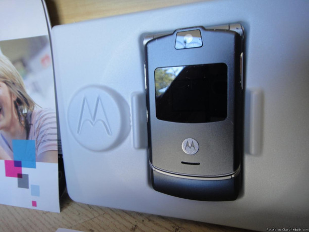 used-like-new-motorola-rarz-3-gsm-flip-phone-big-3