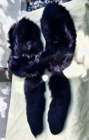 2-lovely-genuine-fox-furs-1-black-boa-with-tails-1-beige-collar-big-4