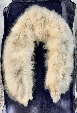 2-lovely-genuine-fox-furs-1-black-boa-with-tails-1-beige-collar-big-0