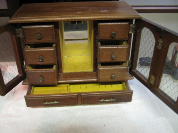 excellent-condition-hardwood-jewelry-box-big-0