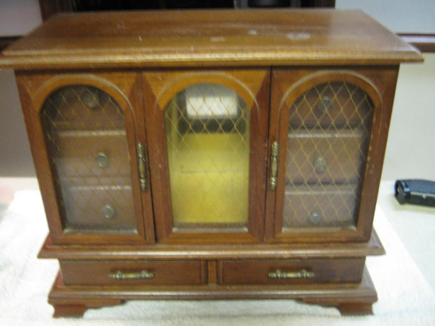 excellent-condition-hardwood-jewelry-box-big-1