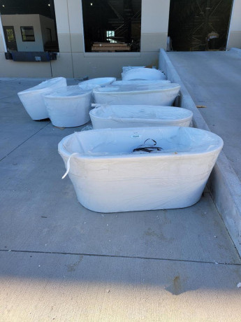 free-damaged-vanity-art-bath-tubs-big-1