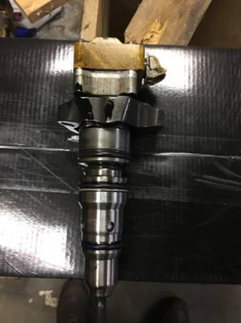 1999-cat-3126b-fuel-injector-big-2