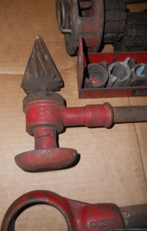 craftsman-ratcheting-pipe-hand-threader-with-dies-and-carrier-big-0
