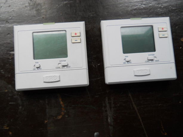 2-digital-thermostats-big-2