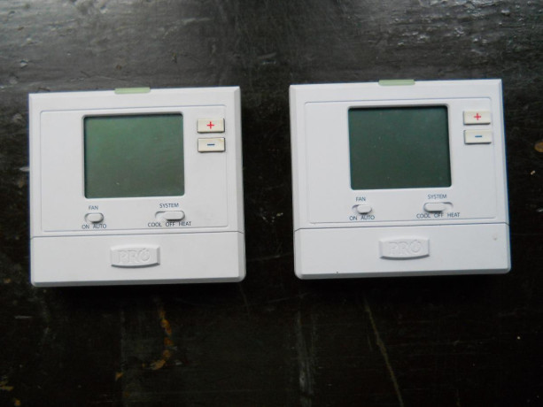 2-digital-thermostats-big-0