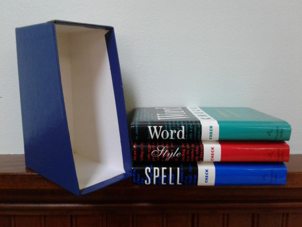 desk-top-reference-spell-style-word-check-book-set-w-case-big-1