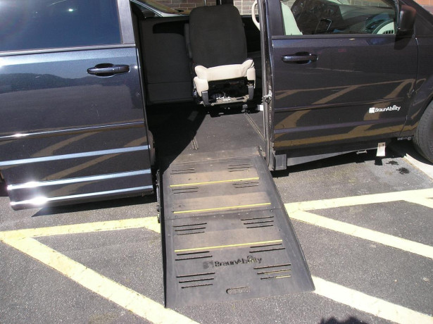 2014-dodge-grand-caravan-with-braun-handicap-conversion-big-3