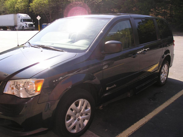 2014-dodge-grand-caravan-with-braun-handicap-conversion-big-2