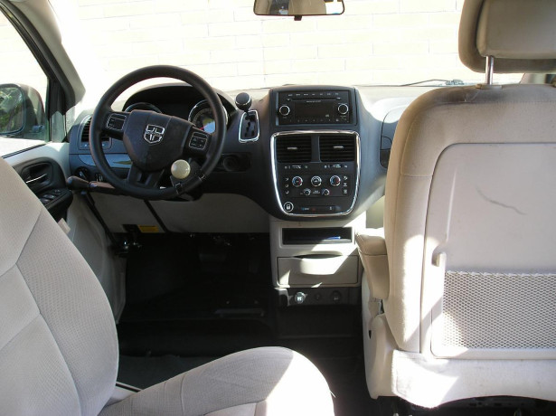 2014-dodge-grand-caravan-with-braun-handicap-conversion-big-1