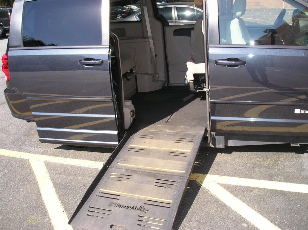 2014-dodge-grand-caravan-with-braun-handicap-conversion-big-0