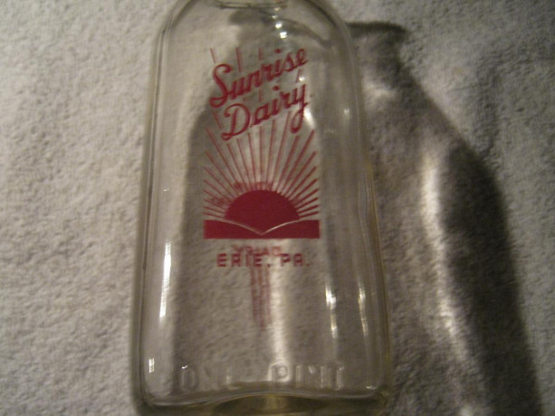 sunrise-dairy-erie-pa-one-pint-glass-bottle-circa-late-1950s-big-1