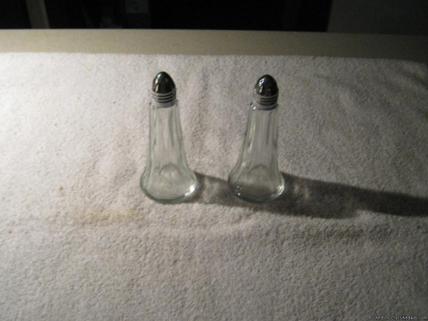 glass-salt-and-pepper-shakers-from-the-early-1950s-big-0