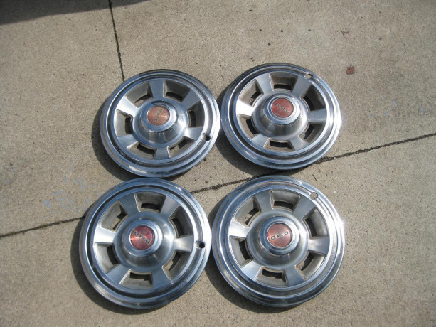 1969-firebird-tempest-grand-prix-hubcaps-big-0