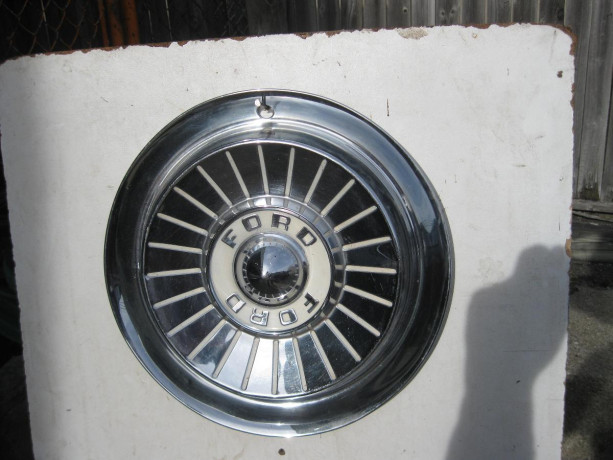 1957-ford-hubcaps-big-1