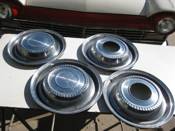 1970s-ihc-scout-hubcaps-big-2