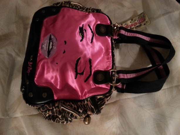 betsey-johnson-diamond-girl-marilyn-monroe-wink-weekender-bag-fuchsia-big-4