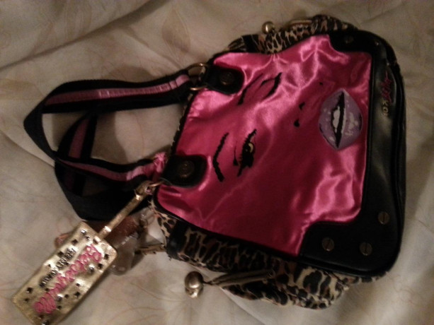 betsey-johnson-diamond-girl-marilyn-monroe-wink-weekender-bag-fuchsia-big-3