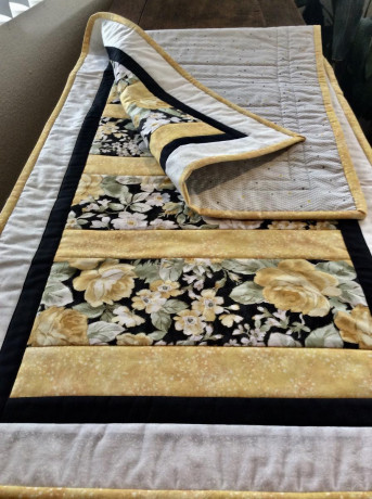 yellow-roses-table-runner-big-1
