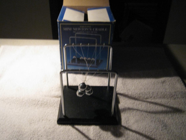 mini-newtons-cradle-the-ultimate-table-top-toy-big-0