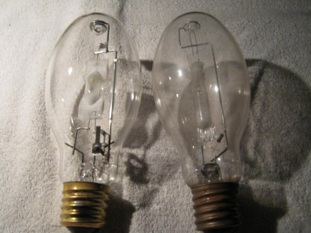 two-phillips-metal-halide-bulbs-175-watt-big-0