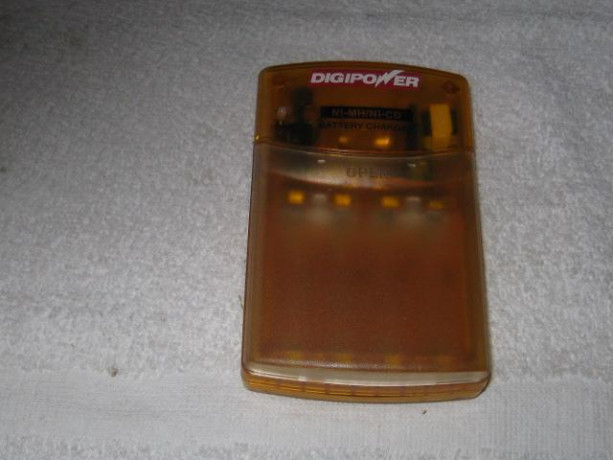 digipower-ni-mhni-cd-battery-charger-big-0